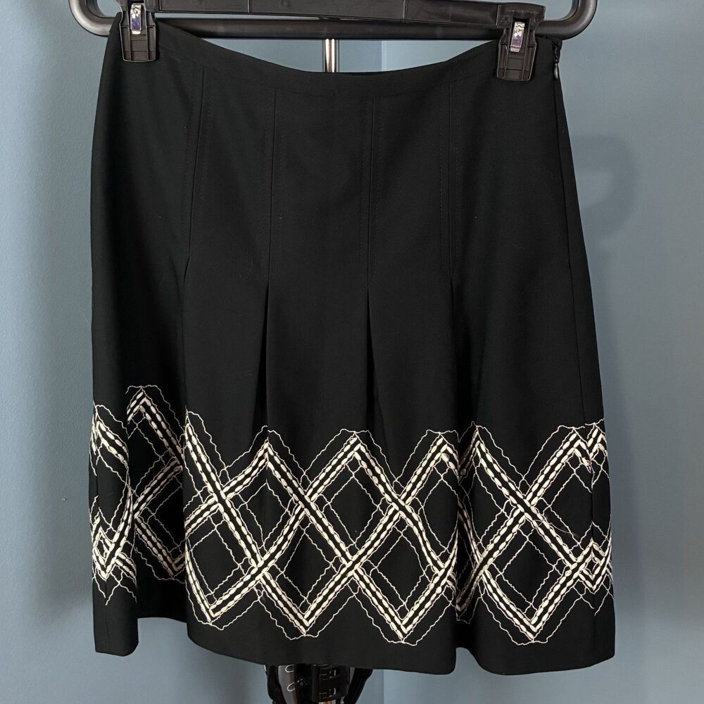 Ann Taylor Loft Black Pleated Lined Embroidered Skirt Side Zip Size 2